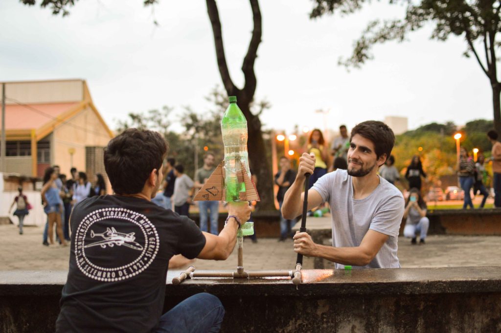 ações sociais - oficina de foguetes AEROJR.