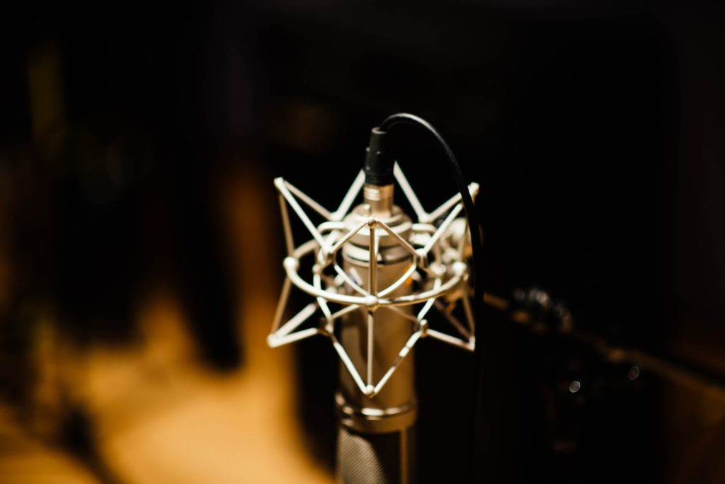 Para quem ainda não tem um Home Studio estruturado, vale considerar nossas dicas de gravação de voz caseiras.