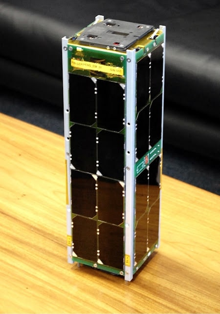 Estrutura do Cubesat SERPENS da classe 3U. Foto por: Valdivino Jr/AEB