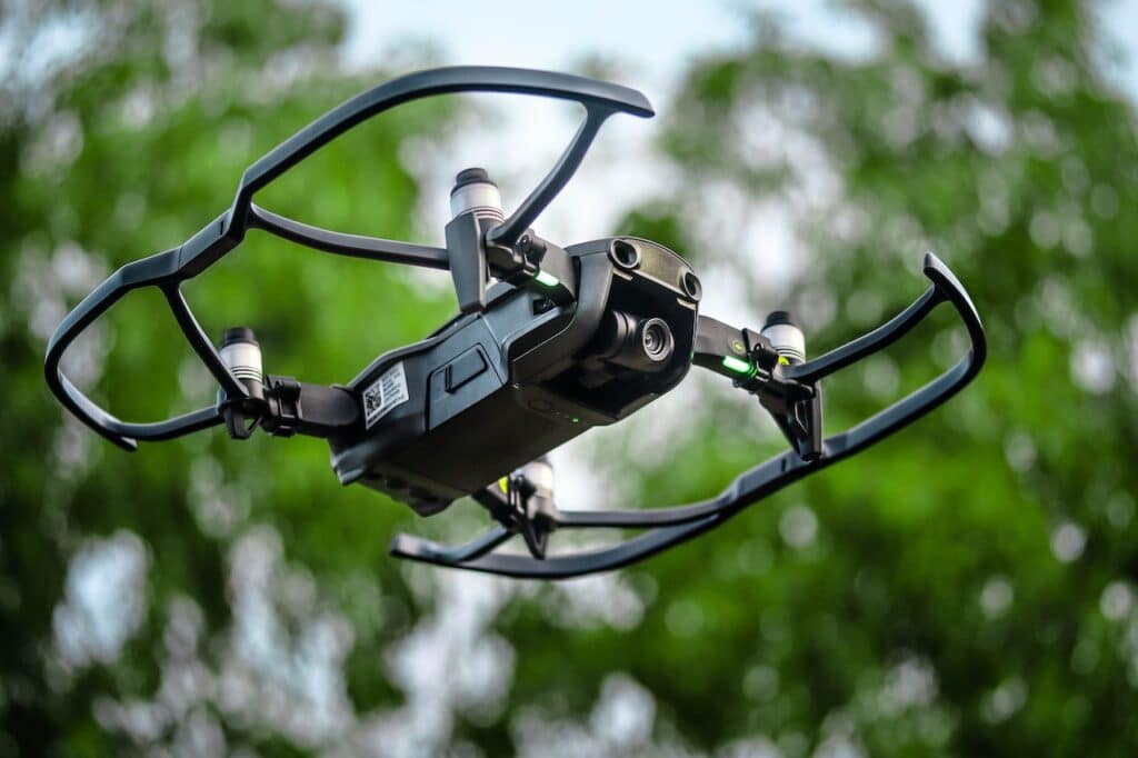 Drone realizando processo de Aerofotogrametria